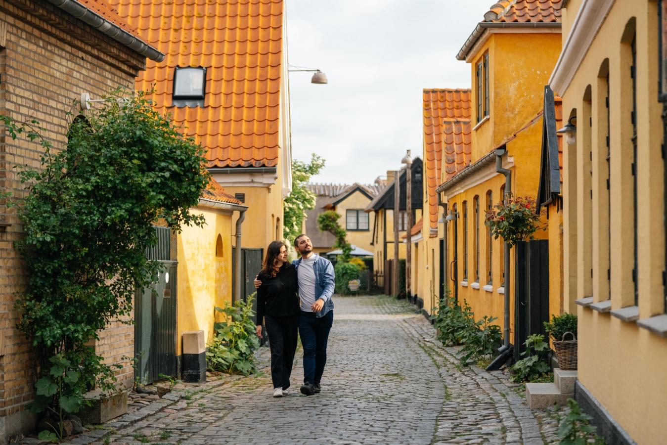 Par går i Dragør Gamle By