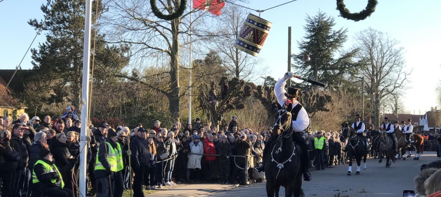 Rytter slår katten af tønden til hest