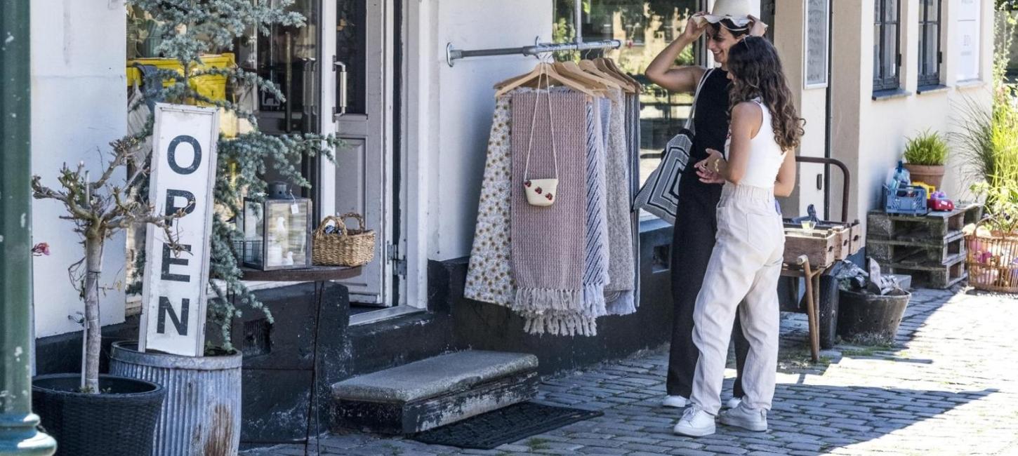 To kvinder står og shopper